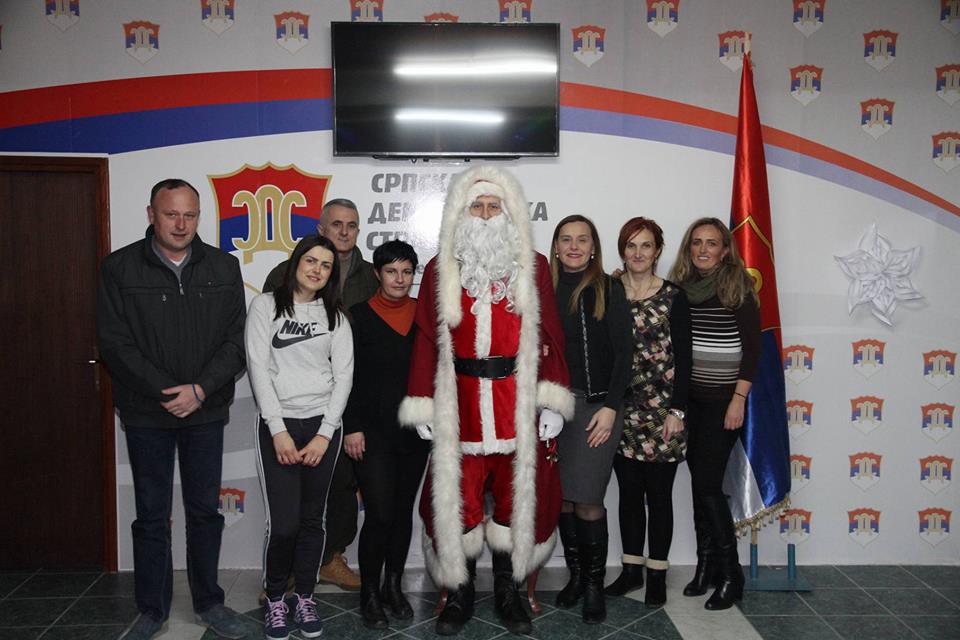 Leutar.net СДС увеселио малишане пакетићима