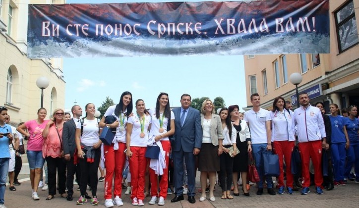 Leutar.net Заборављена олимпијка и лажни загрљаји Жељке Цвијановић (ВИДЕО)