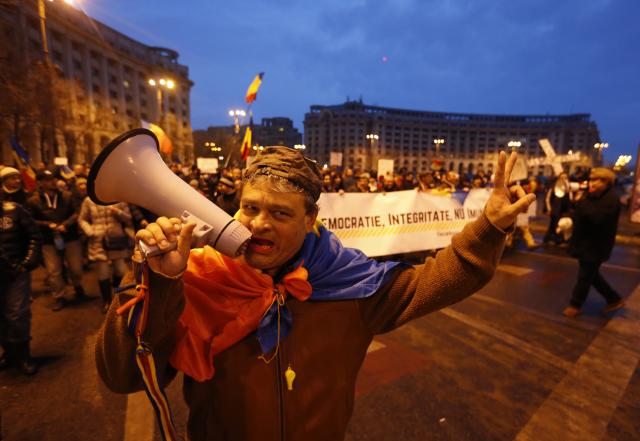 Leutar.net Narod pobijedio u Rumuniji: Sporna uredba povučena