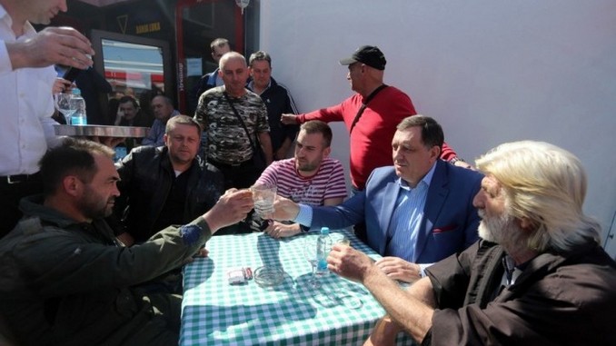 Leutar.net Promućaj pa prospi: Ispiranje zapišanog grla rakijom ili kako je Dodik namagarčio željezničare