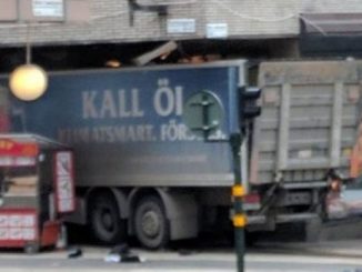 Leutar.net Kamion uletio među pješake, troje mrtvih. Policija strahuje da će broj žrtava biti veći.