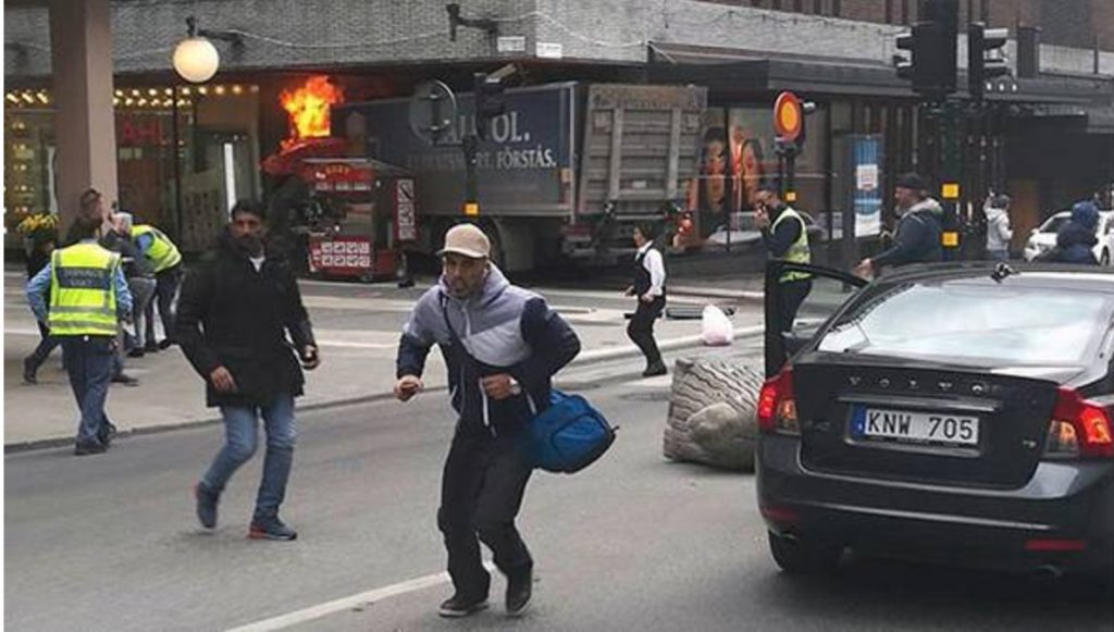 Leutar.net Kamion uletio među pješake, troje mrtvih. Policija strahuje da će broj žrtava biti veći.