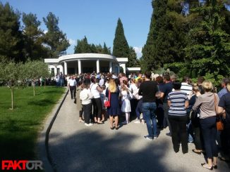Leutar.net OPROŠTAJ OD STRADALIH U MOSTARU Na vječni počinak ispraćeni mališani Lana, Luka i Arman