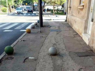 Leutar.net Foto vijest – Počela rekonstrukcija trotoara u centru grada