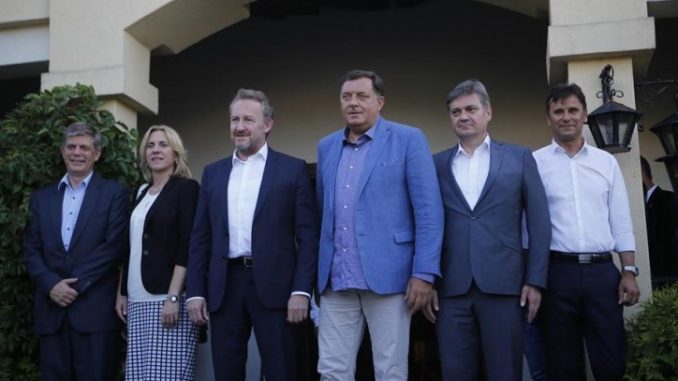 Leutar.net RADI DA BI HRANIO UHLJEBA Naivčine rintaju dok se oni bogate, putuju, jedu hobotnice, piju skupa vina, plaćaju ljubavnice… OD TVOJIH PARA