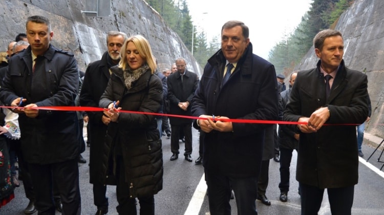 Leutar.net Zbog obećanja da će biti saniran put Trebinje – Ljubinje do kraja 2017. godine Nova godina se pomijera za 1. oktobar