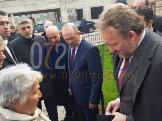 Leutar.net Izetbegović u džamiji uživao praveći selfije, zatim doživio blamažu!