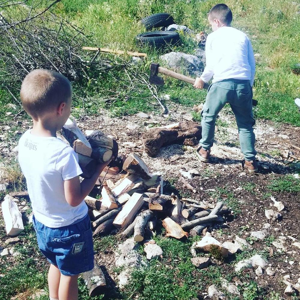 Leutar.net Beograđani Uroš (10) i Vuk (6) otišli u selo kod Trebinja na jedan dan, a sad roditelji ne znaju kako da ih vrate!