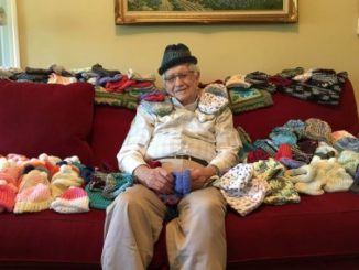 Leutar.net DEDA U DEVETOJ DECENIJI NAUČIO DA PLETE DA BI PRAVIO KAPICE ZA PRIJEVREMENO ROĐENE BEBE