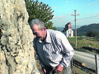 Leutar.net “VAŽNO JE DA SE GLAVOM UDARI TRI PUTA I SVE KRENE BOLJE” Mještani sela u Srbiji UVJERENI da njihov “kamen mudrosti” donosi napredak