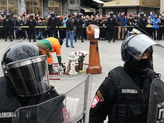 Leutar.net Uklonjeno cvijeće i svijeće sa Trga Krajine
