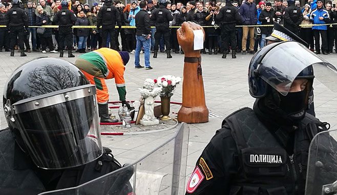 Leutar.net Uklonjeno cvijeće i svijeće sa Trga Krajine
