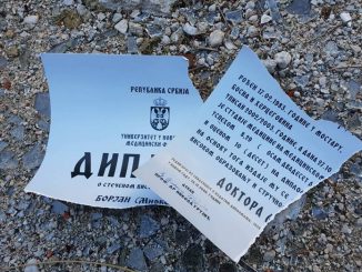 Leutar.net Doktor Saša Borjan pocijepao diplomu ispred trebinjske bolnice