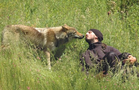 Leutar.net Neobična priča o monahu i vučici: U manastiru Kovilju postoji jedinstven zoološki vrt u slobodi, gdje zvijeri pripitomljavaju čovjeka i uče ga o ljubavi