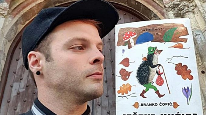 Leutar.net Mladi reditelj već danima ispred Vlade naglas čita lektire izbačene s popisa