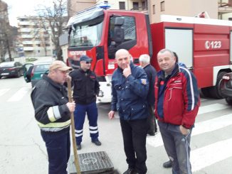 Leutar.net LEGLO ZMIJA U CENTRU TREBINJA Omotane oko vodovodne cijevi čekaju lijepo vrijeme