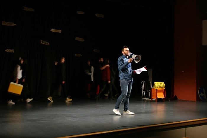 Leutar.net Trebinjski gimnazijalci ponovo zablistali na sceni – predstava “Koferi” dobila sve pohvale