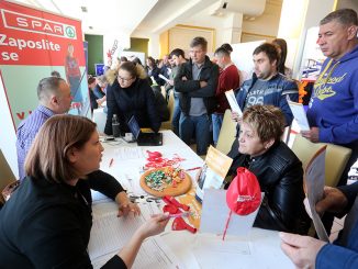Leutar.net “ŠTA DA RADIM SA 5 MARAKA U DŽEPU” Staro i mlado pohrlilo da preda BIOGRAFIJU ZA POSAO u Sloveniji
