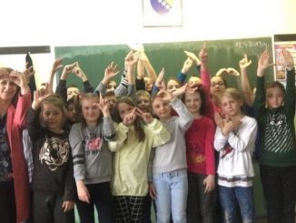 Leutar.net Učiteljica i cijelo odjeljenje uče znakovni jezik zbog drugarice koja ima teškoće sa sluhom