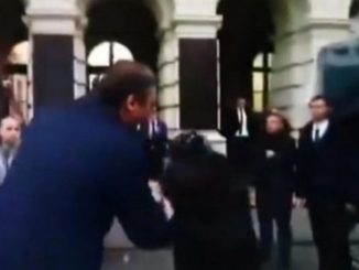 Leutar.net (VIDEO) Pogledajte kako pjevač Oliver Mandić ljubi ruku Vučiću
