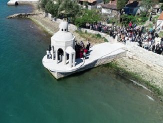 Leutar.net Policija ponovo krenula na Krstionicu (FOTO)
