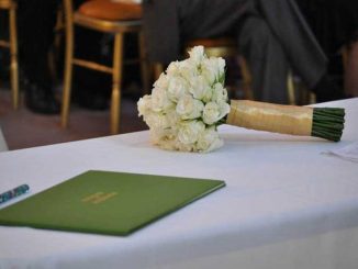 Leutar.net Mlada je otvorila našu kovertu pred svima, htjela sam u zemlju da propadnem