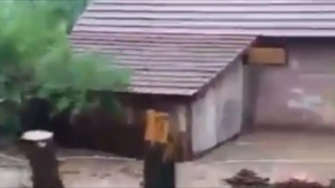 Leutar.net Rijeka kod Prijedora poplavila kuće i put, mještani spasavaju stoku
