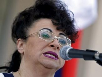 Leutar.net Sonja Karadžić je snimila album i pjevala pod imenom SONYa, ali joj je muzička karijera propala