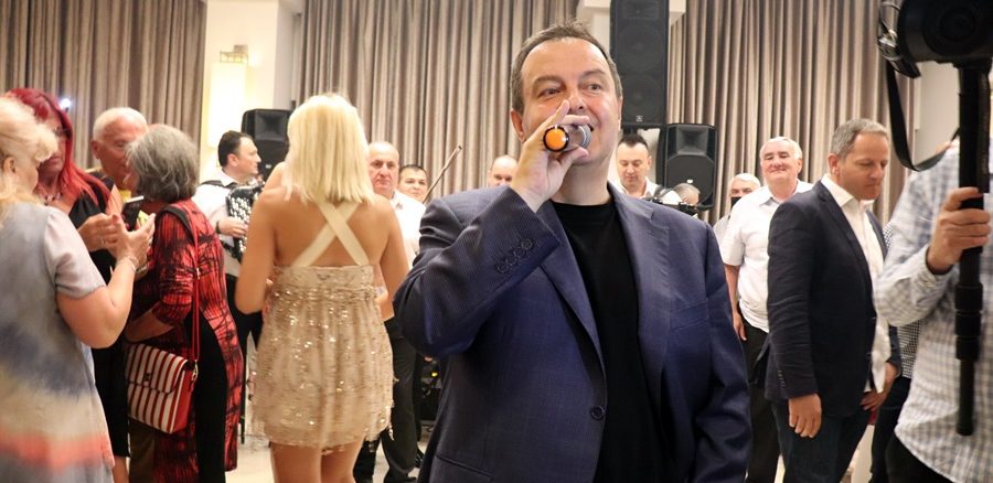 Leutar.net SAZNAJEMO: IVICA DAČIĆ PJEVA NA KRUNISANJU HERCEGOVAČKOG KNEZA