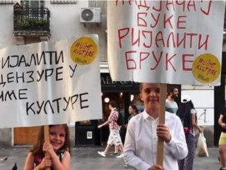 Leutar.net Pobjednici dana: Dječak i djevojčica u centru Beograda sa transparentima protiv rijalitija