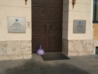 Leutar.net Mostarac koji svako jutro ostavlja smeće ispred Gradske vijećnice, jutros je uhapšen