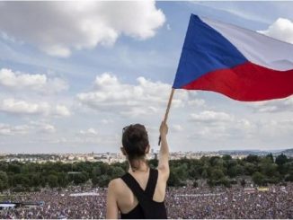 Leutar.net Djevojka sa zastavom: Kako je nastala najviralnija fotografija čeških masovnih protesta u Pragu