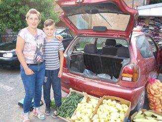 Leutar.net Vrijedne ruke dječaka iz gradiškog sela: Raspust proveo na njivi i pijaci
