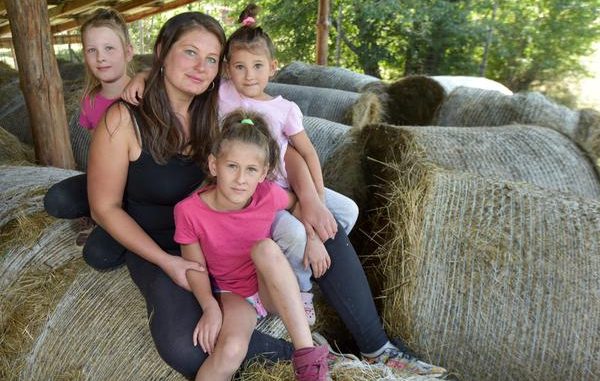 Leutar.net Sama brine o 4 kćeri, 8 ovaca, 40 krava, bori se s vukovima…