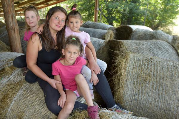 Sama brine o 4 kćeri, 8 ovaca, 40 krava, bori se s vukovima… Leutar.net Leutar.net Sama brine o 4 kćeri, 8 ovaca, 40 krava, bori se s vukovima…