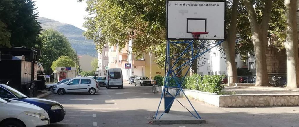 Leutar.net Na zahtjev roditelja na Ložioni smanjen teren za basket (FOTO + VIDEO)