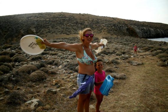Leutar.net Petočlana porodica kampuje “na divlje”, skuplja tuđi otpad, čuva prirodu i ima poruku za sve nas