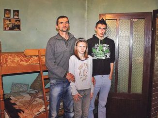 Leutar.net PRIČA KOJA TJERA SUZE NA OČI Živjeli godinu dana U MRAKU, nikada nisu slavili rođendan (FOTO)