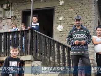 Leutar.net Težak život porodice Đuričić: Trošnu kuću bez struje obasjava osmoro djece