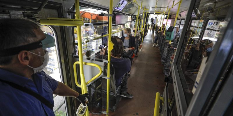 Leutar.net Oštar protest džeparoša zbog distance u tramvajima: Ne možemo raditi!