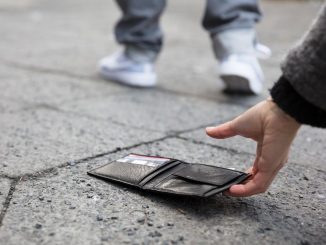 Leutar.net NAŠLA NOVČANIK PA GORKO ZAŽALILA: Sledeći put ću samo da ga šutnem u stranu!