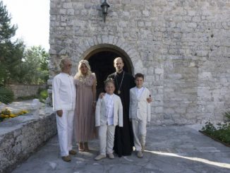 Leutar.net Rodoljub Drašković u Petropavlovom manastiru krstio sinove (Foto)