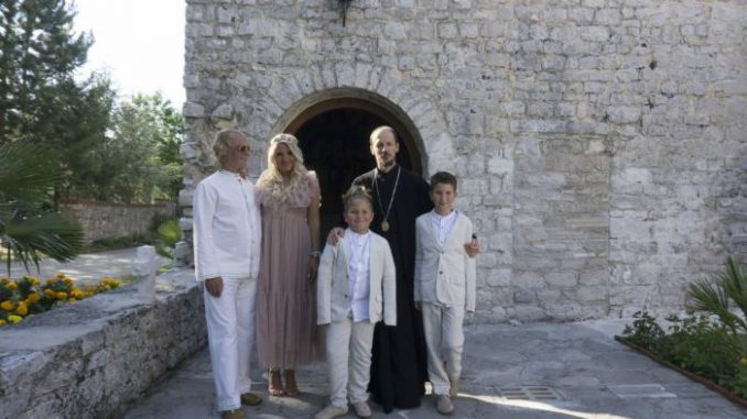 Leutar.net Rodoljub Drašković u Petropavlovom manastiru krstio sinove (Foto)