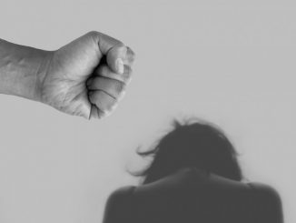 Roditelji iz BiH pretukli djevojku zbog veze s momkom iz Srbije Leutar.net Leutar.net Roditelji iz BiH pretukli djevojku zbog veze s momkom iz Srbije