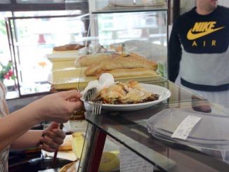 Leutar.net SCENA IZ UŽIČKE PEKARE KOJA TJERA SUZE NA OČI: IZA PULTA JE STAJAO DJEČAK BEZ DOVOLJNO PARA, A REAKCIJA GAZDE OSTAVILA JE SVE BEZ TEKSTA