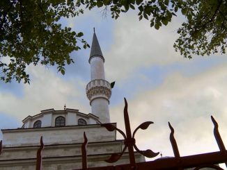 Leutar.net IZ u Banjaluci: Nismo spustili bajrak na Ferhadiji povodom smrti patrijarha