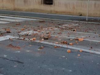 Leutar.net U Sisku sa zgrade popadale cigle, građani istrčali na ulice