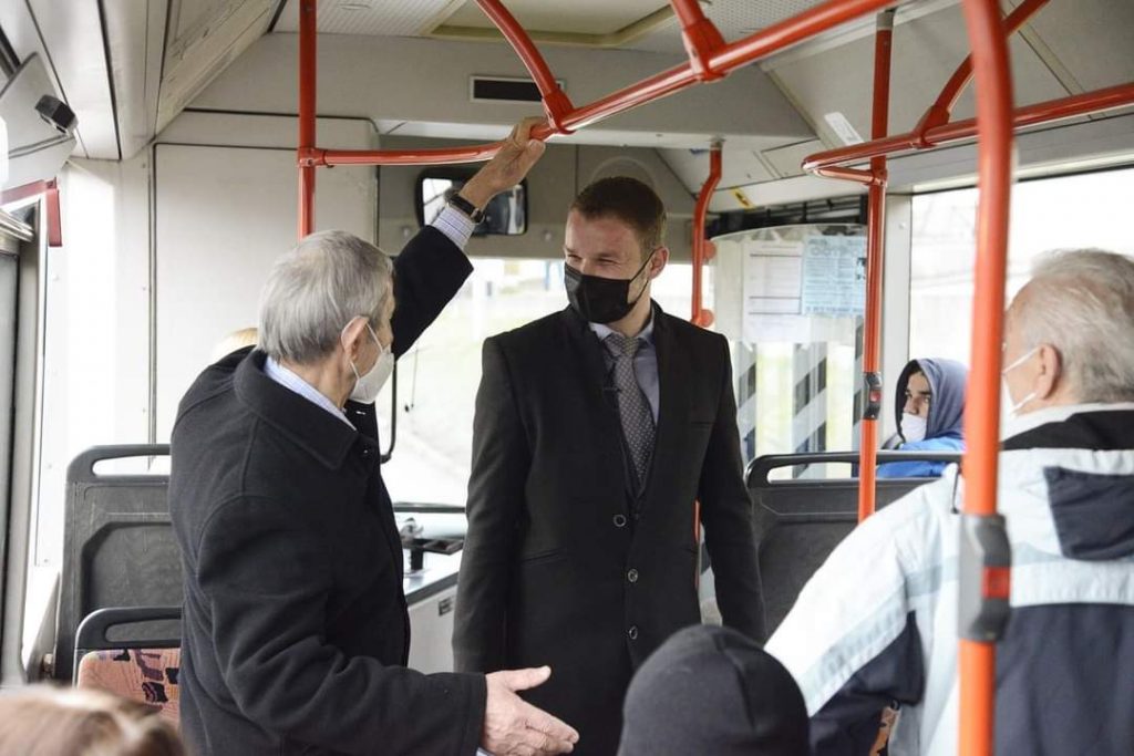 Leutar.net Stanivuković na posao stigao autobusom, OVAKO su ga građani dočekali