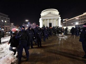 Leutar.net Zasuli policajce grudvama, oni uzvratili suzavcem (VIDEO/FOTO)