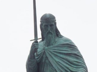 Leutar.net “Iznenadio sam se kad su rekli da umesto krsta ide mač, ali ja sam skulptor, rekao sam – slušam…”: Šta je rekao autor spomenika Stefanu Nemanji
